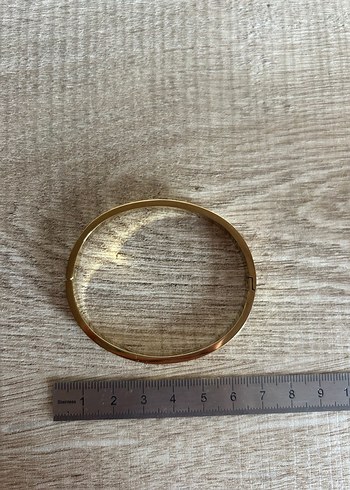 Parlak Altın Renkli Minimalist cartier Bileklik - Görsel 4