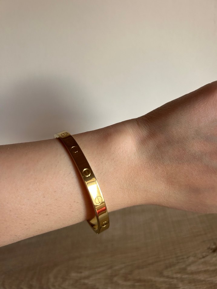 Parlak Altın Renkli Minimalist cartier Bileklik - Görsel 2