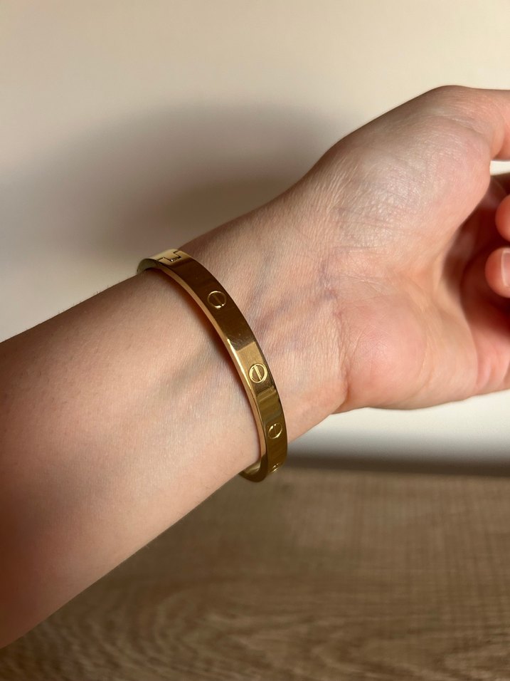 Parlak Altın Renkli Minimalist cartier Bileklik - Görsel 3