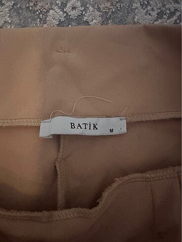 Batik pantolon etiketli