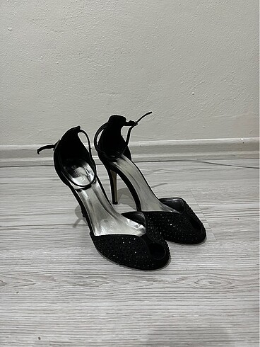 Siyah Taşlı Topuklu Ayakkabı Stiletto