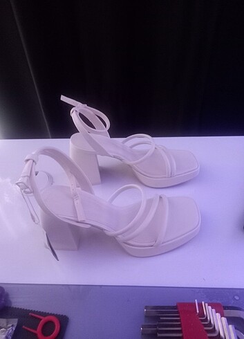 Stradivarius Topuklu ayakkabı beyaz sandaler
