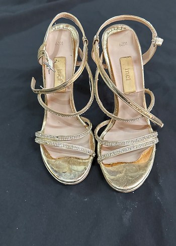 Altın Renkli Sırtı Açık Stiletto Kadın Ayakkabı