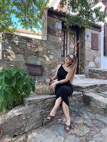 s Beden Dilvinin tek omuz elbisesi