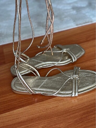 Stradivarius Gold renkli kadın sandalet