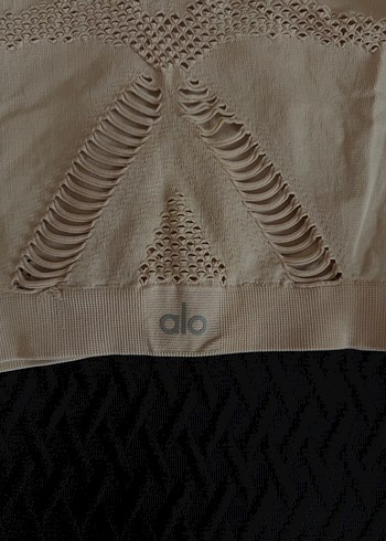 Alo Yoga Bej Dantel Detaylı Uzun Kollu Crop Top - Görsel 5