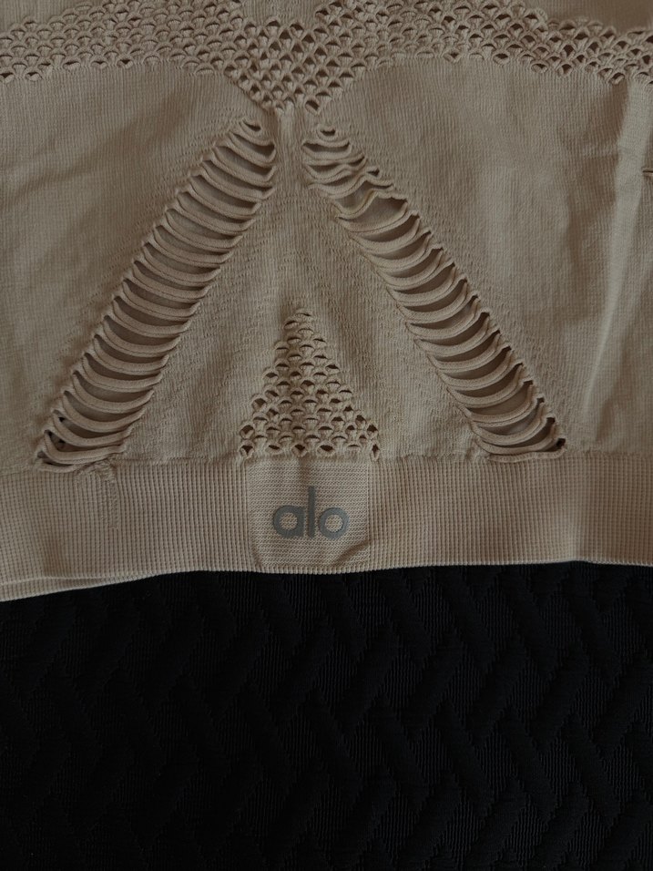 Alo Yoga Bej Dantel Detaylı Uzun Kollu Crop Top - Görsel 5