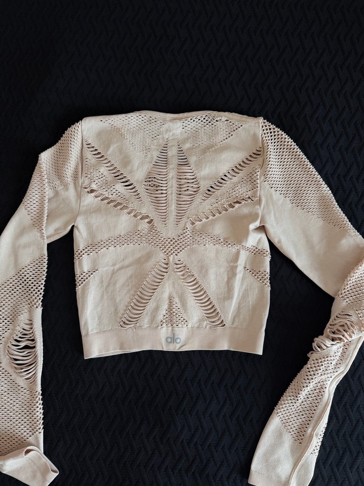 Alo Yoga Bej Dantel Detaylı Uzun Kollu Crop Top - Görsel 3