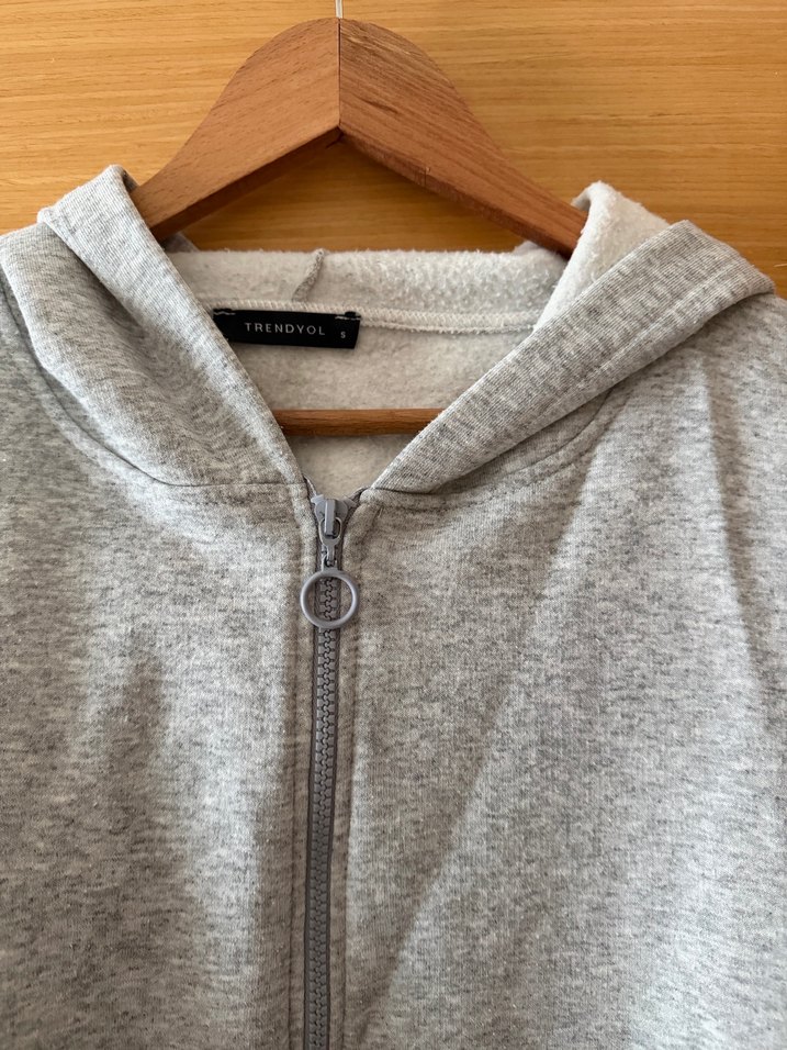 Gri Kapüşonlu Fermuarlı Crop Sweatshirt - Görsel 3