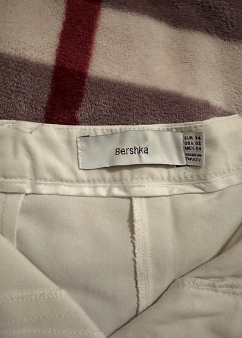 Bershka Düğmeli Beyaz Kumaş Pantolon