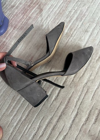 Gri Süet Tokalı Stiletto Kadın Topuklu Ayakkabı