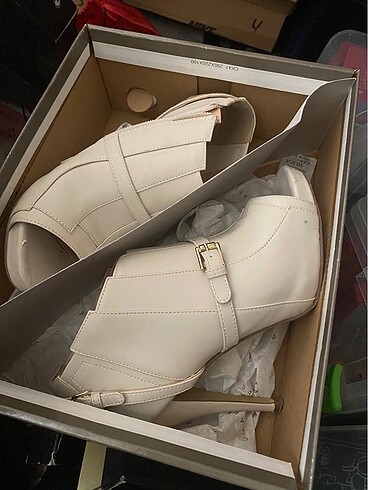 Charles & Keith bottie