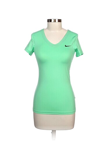 Nike T-shirt %70 İndirimli.