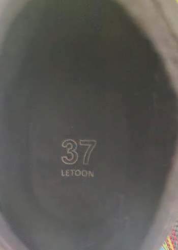 Bilek korumalı yepyeni tertemiz futbol ayakkabısı - Görsel 6