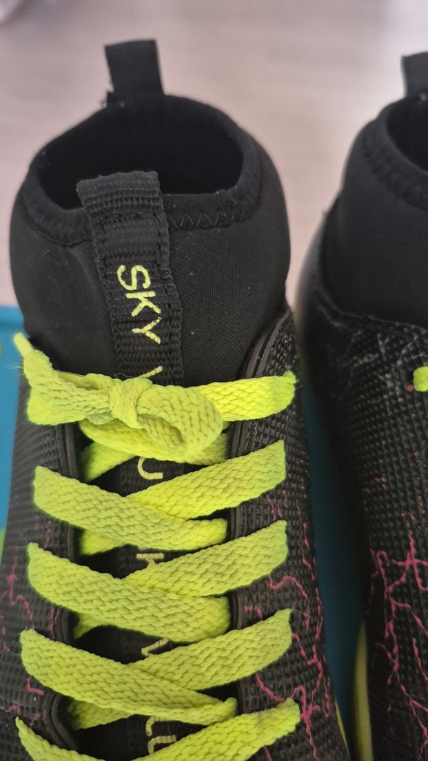 Bilek korumalı yepyeni tertemiz futbol ayakkabısı - Görsel 2