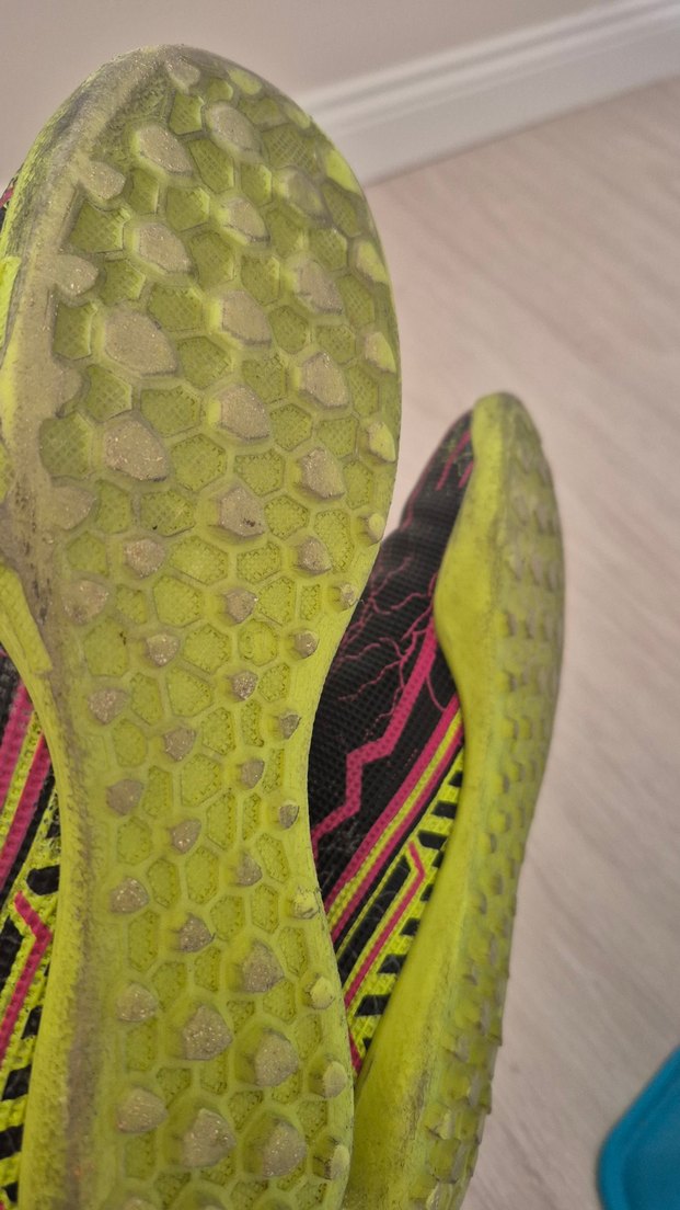 Bilek korumalı yepyeni tertemiz futbol ayakkabısı - Görsel 5