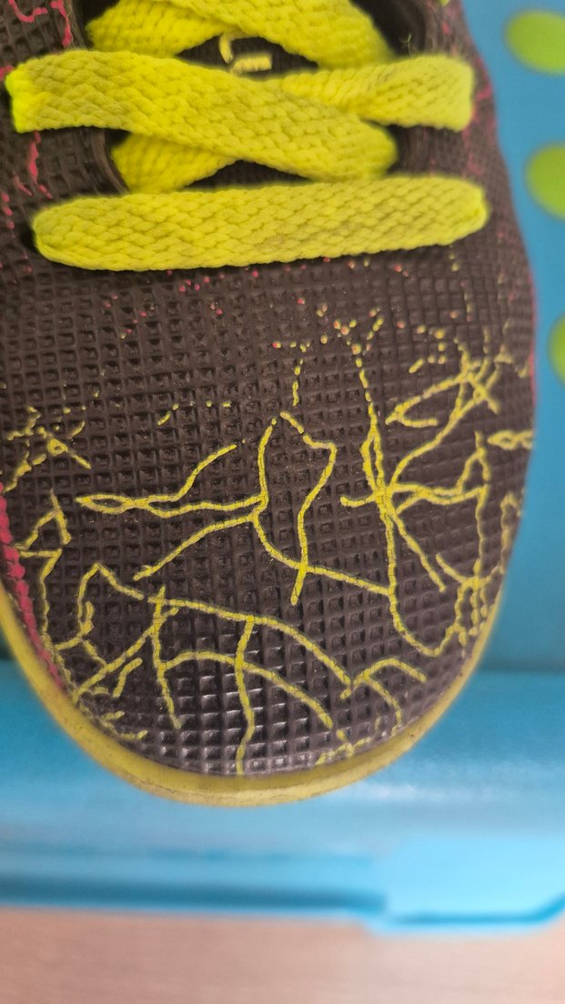 Bilek korumalı yepyeni tertemiz futbol ayakkabısı - Görsel 3