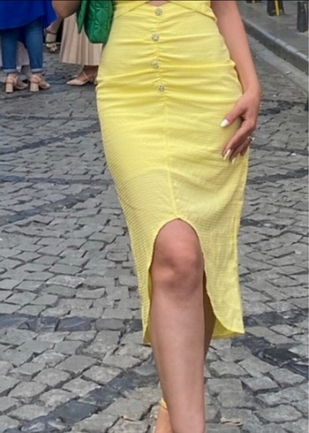 Sarı Düğmeli V Yakalı Uzun Elbise - Görsel 3