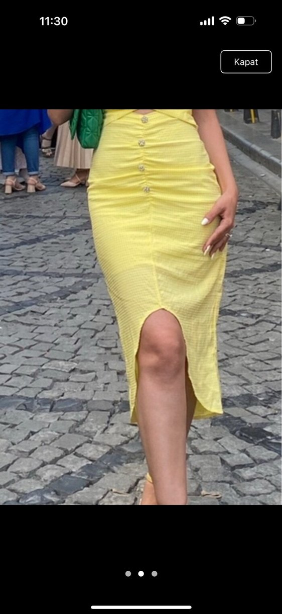 Sarı Düğmeli V Yakalı Uzun Elbise - Görsel 3