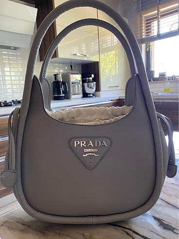 Prada baget kol çantası