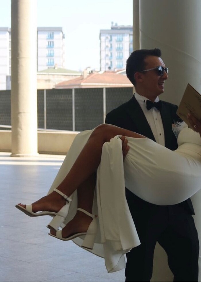 Omzu Tüylü Nikah Elbisesi - Görsel 2