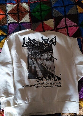 Temiz durumda desenli sweatshirt 