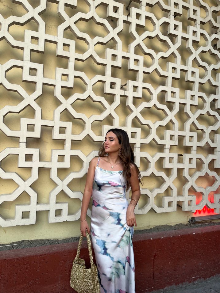 Askılı Beyaz Uzun Saten Elbise - Görsel 3