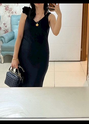 Zara Siyah V Yakalı Uzun saten dokulu elbise
