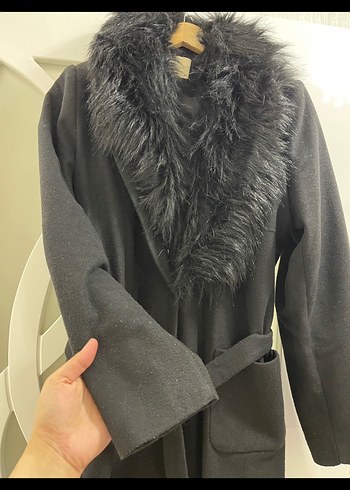 Kuşaklı ve Kürk Detaylı Siyah Kaban - Görsel 4