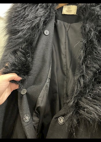 Kuşaklı ve Kürk Detaylı Siyah Kaban - Görsel 5