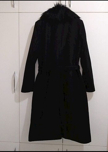 Kuşaklı ve Kürk Detaylı Siyah Kaban - Görsel 2