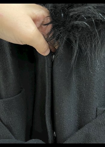 Kuşaklı ve Kürk Detaylı Siyah Kaban - Görsel 6