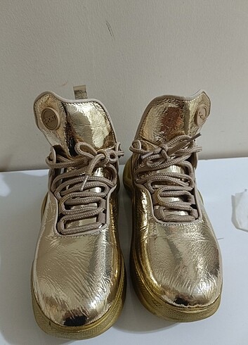 Çok şık Gold spor ayakkabı 