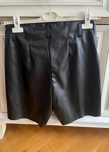 Siyah Deri Kemerli Mini Şort - Görsel 3