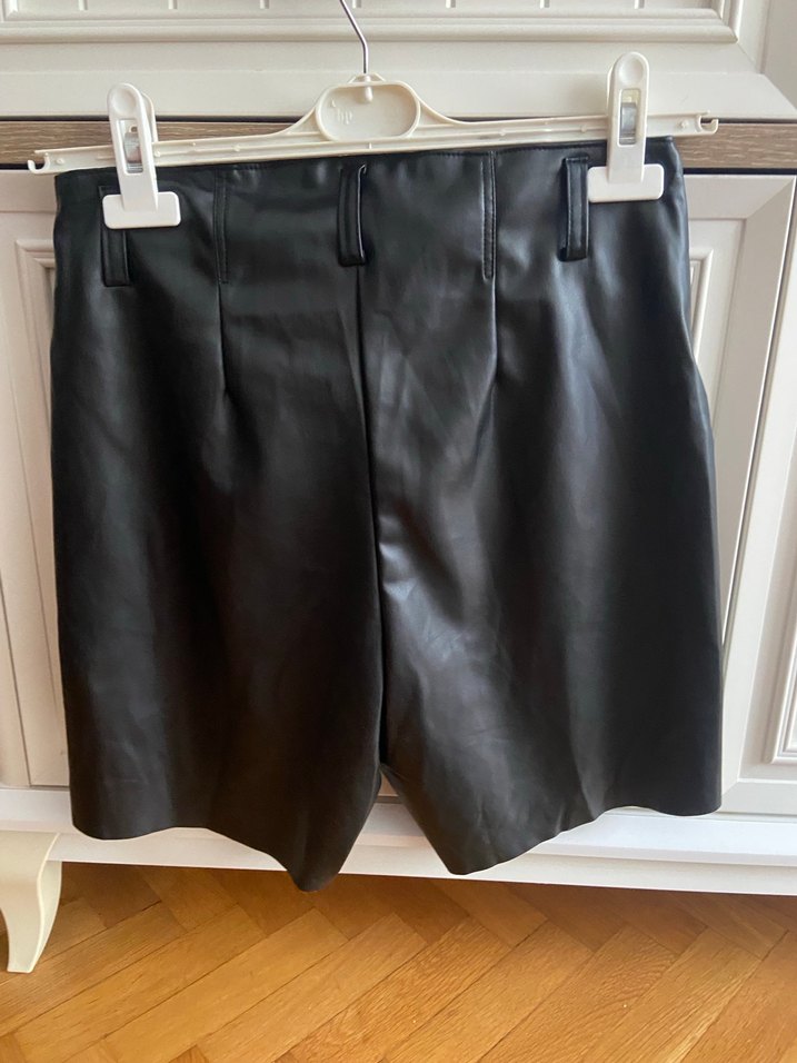 Siyah Deri Kemerli Mini Şort - Görsel 3