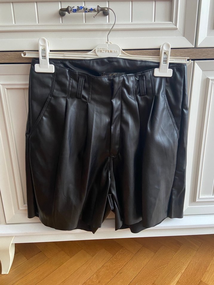 Siyah Deri Kemerli Mini Şort - Görsel 2