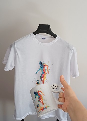 Renkli Baskılı Beyaz Tişört ve kupa
