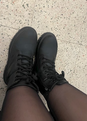 Siyah Bağcıklı Kadın Botu - Görsel 2