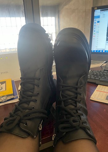 Siyah Bağcıklı Kadın Botu - Görsel 3