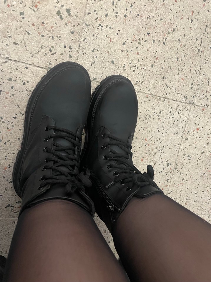 Siyah Bağcıklı Kadın Botu - Görsel 2