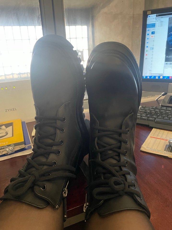 Siyah Bağcıklı Kadın Botu - Görsel 3