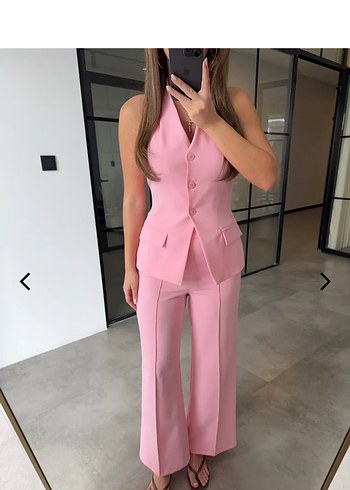 Pembe boyundan gecmeli yelek pantolon takim