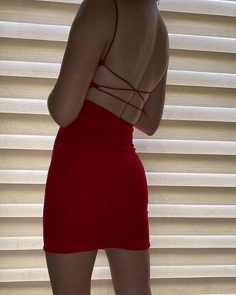 Trendyol & Milla Sırt dekolteli dar elbise kırmızı Yılbaşı için ideal