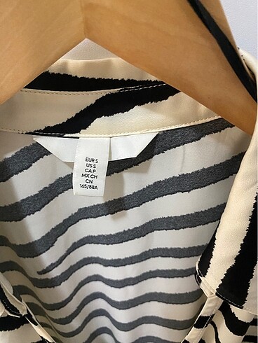H&M Saten kruvaze elbise