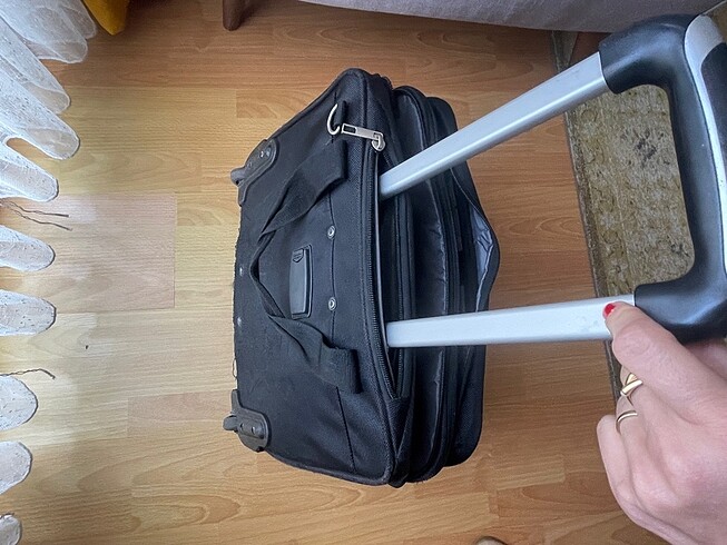 Siyah tekerlekli çanta valiz bagaj