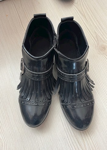 Tokalı Siyah Deri Gotik Kadın Bot