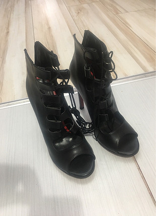 Topuklu bağcıklı siyah ayakkabı
