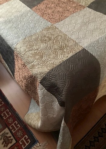 Kahverengi ve Gri Desenli Yatak Örtüsü - Görsel 4