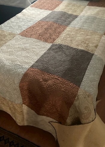 Kahverengi ve Gri Desenli Yatak Örtüsü - Görsel 2