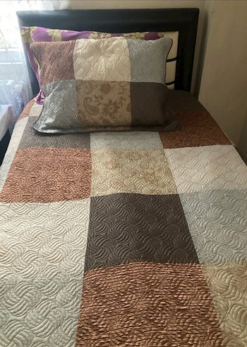 Kahverengi ve Gri Desenli Yatak Örtüsü - Görsel 3